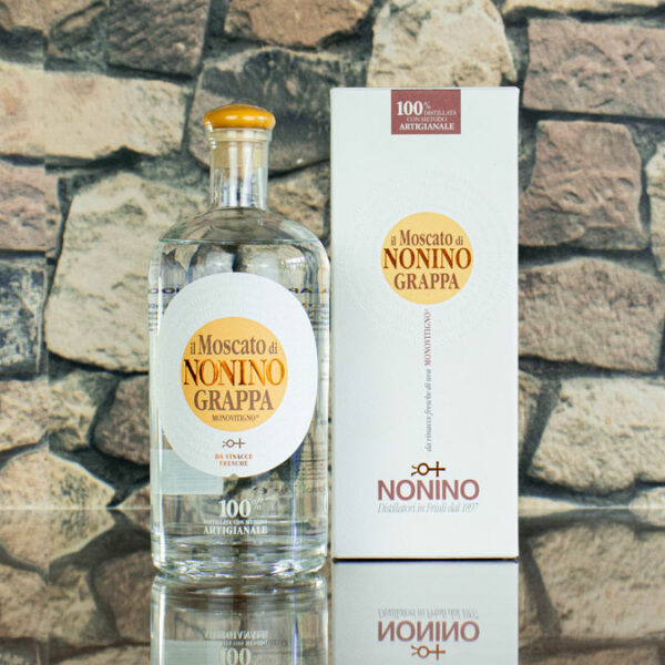 Eine Flasche Grappa il Moscato Nonino von vorne abgebildet