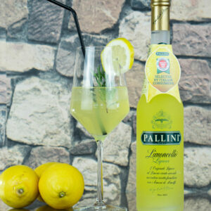Pallini Limoncello Likör mit Glas und Zitronen